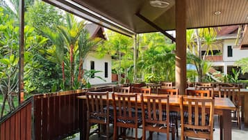 供應早餐、午餐、晚餐;本地及多國菜