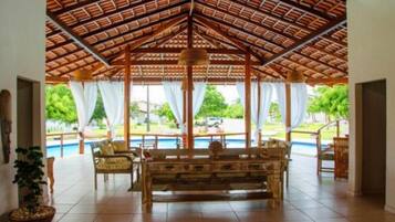 Quarto casal standard, 1 quarto, cozinha, ao lado da piscina | Sala de estar | TV