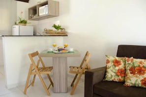 Fridge, microwave, stovetop, cookware/dishes/utensils - Quinta do Rio - ePipa Hotéis (Tibau do Sul)