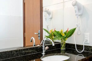 Dusche, Haartrockner, Handtücher