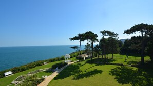 Un jardin bien entretenu, agrémenté d’un belvédère, d’un sentier et offrant une vue sur la mer.