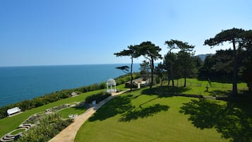 6 Lewis Carroll room | View from room