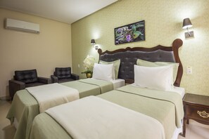 Habitación Deluxe, 2 camas individuales | Minibar, escritorio, espacio para trabajar con un portátil