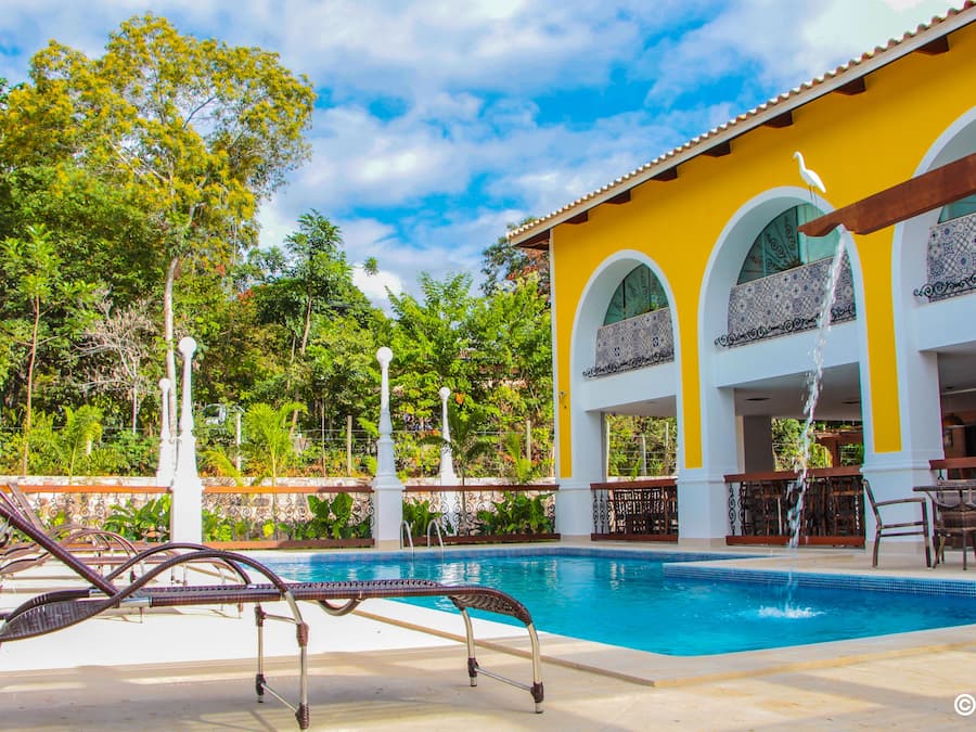 Piscina all'aperto, ombrelloni da piscina, lettini