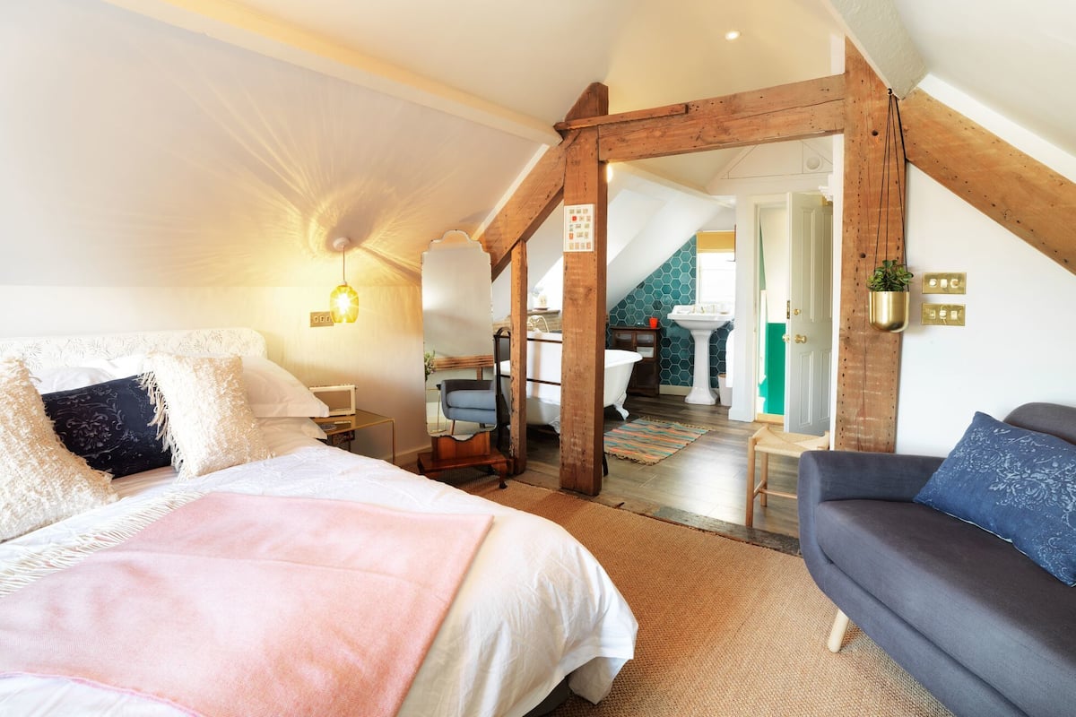 Deluxe Room, 1 King Bed (Room 5) | Egyptian cotton sheets, premium bedding, in-room safe