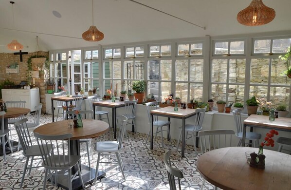 Breakfast, lunch, dinner served; Mediterranean cuisine - The Crown Inn (Woodstock)