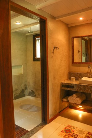 Romantisches Doppelzimmer, 1 Queen-Bett, eigenes Bad, zum Garten hin | Badezimmer | Dusche, kostenlose Toilettenartikel, Haartrockner, Bademäntel