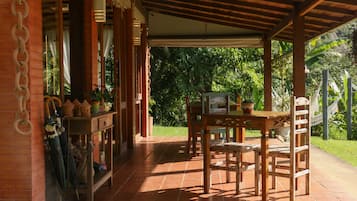 Serviço de almoço, culinária internacional, vistas para o jardim