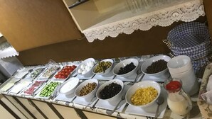 Un bufé con diversas opciones de comida, como frutas, verduras y cereales.