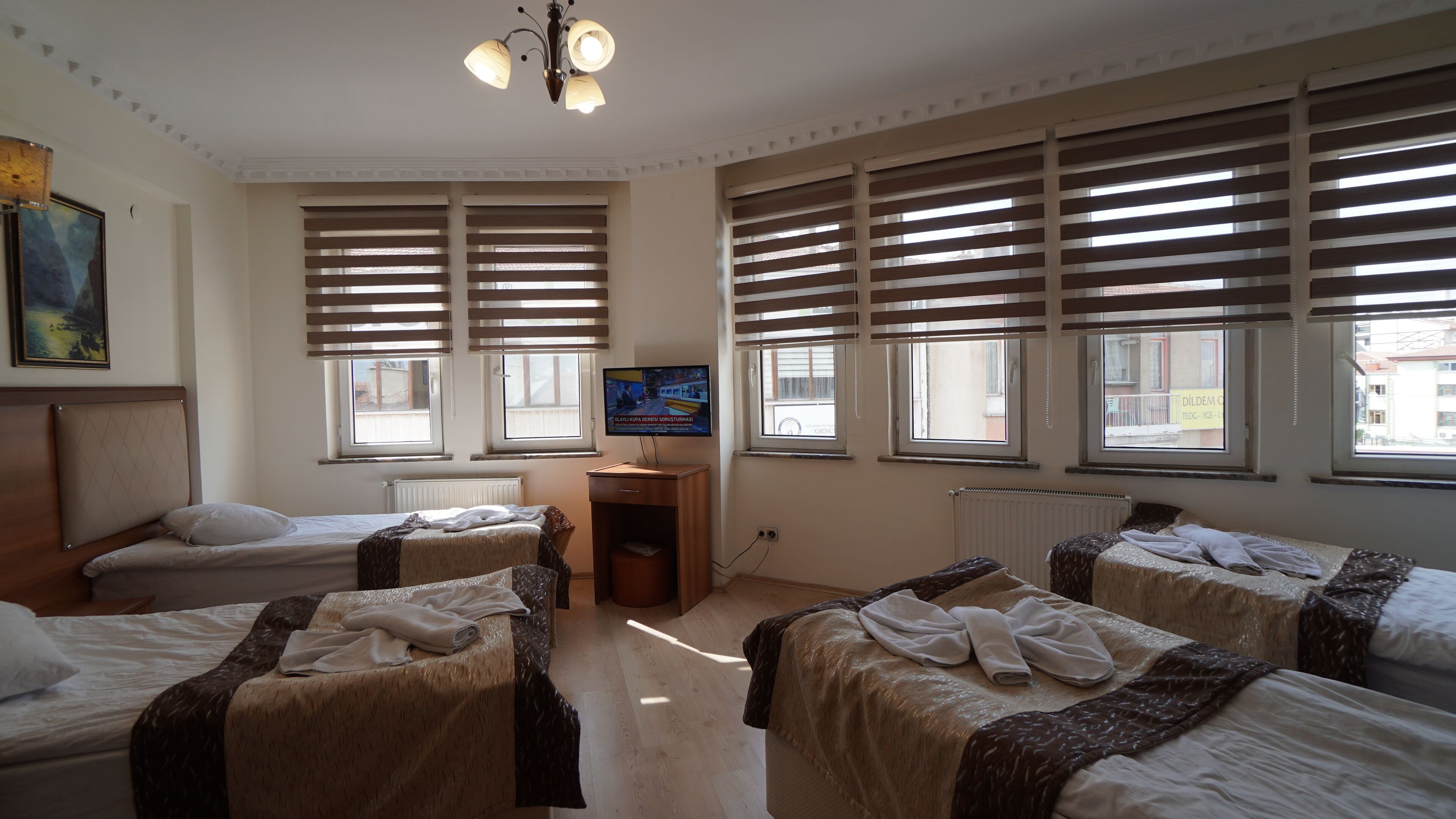 Standard fyrbäddsrum | Värdeförvaringsskåp på rummet, skrivbord, ljudisolering och gratis wi-fi