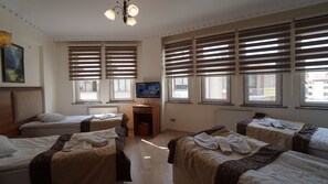 Neljän hengen standard-huone | Tallelokero huoneessa, työpöytä, äänieristys, ilmainen Wi-Fi