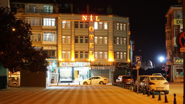 Un hotel con un letrero llamativo que dice "NIL HOTEL" y una entrada visible.