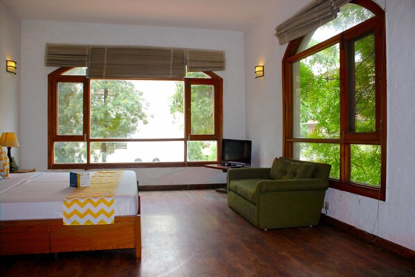 Deluxe Double Room | Free rollaway beds, free WiFi - Fabhotel Pearl Villas Sector 31 (Gurugram)