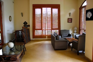 Lobby sitting area - Fabhotel Pearl Villas Sector 31 (Gurugram)
