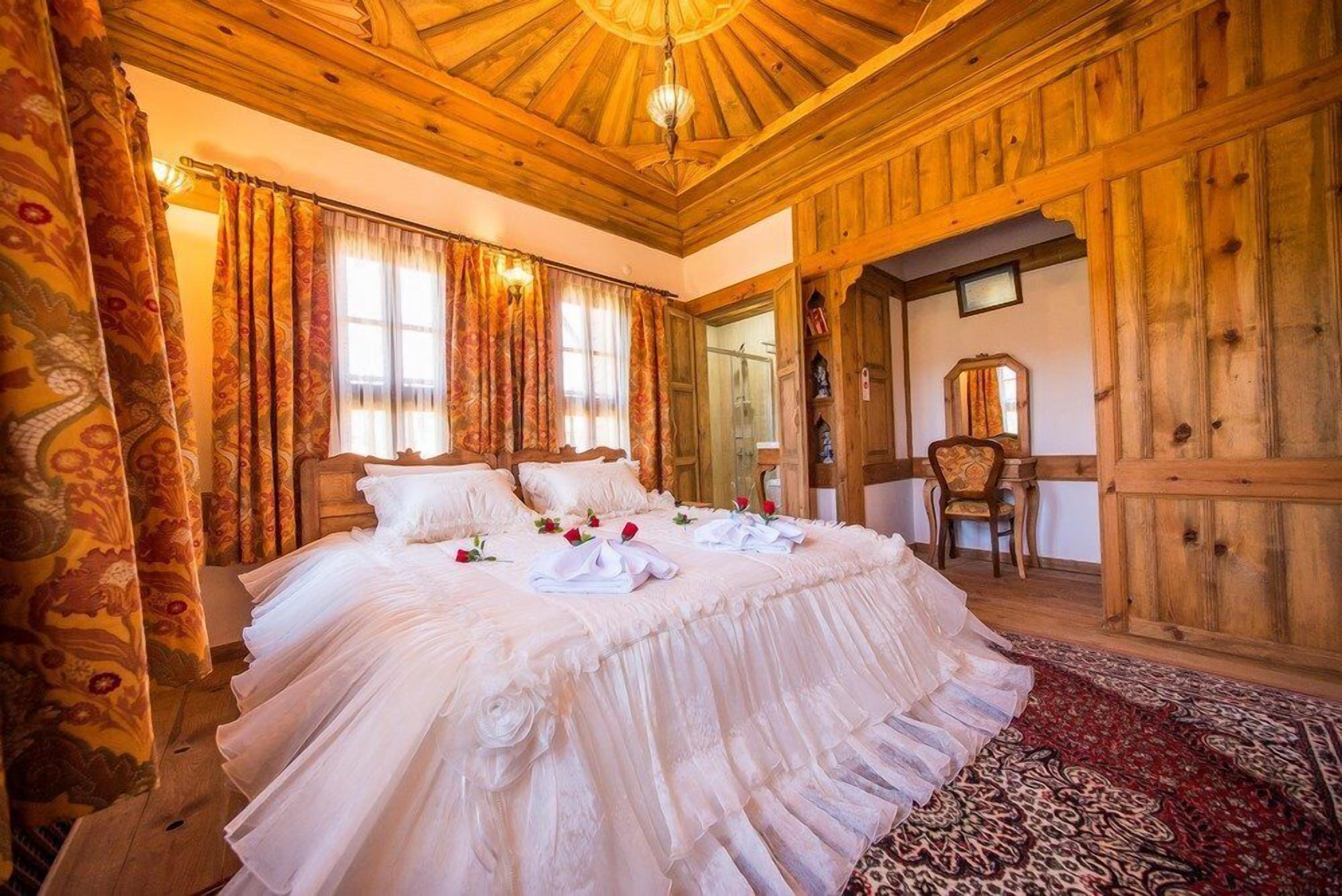 premium bedding, desk, free wifi, bed sheets