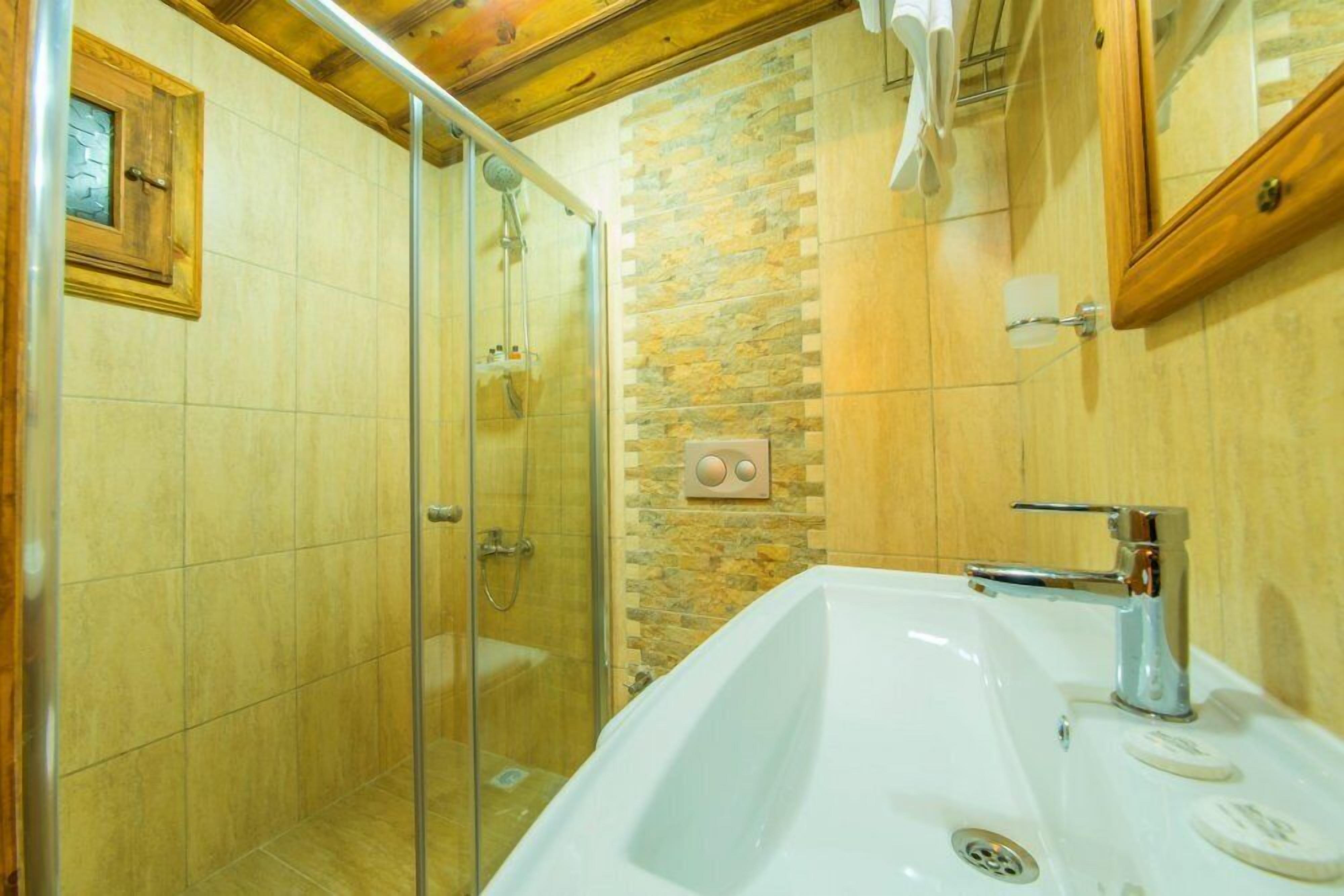 deluxe double or twin room | bathroom | shower, free toiletries, hair dryer, slippers