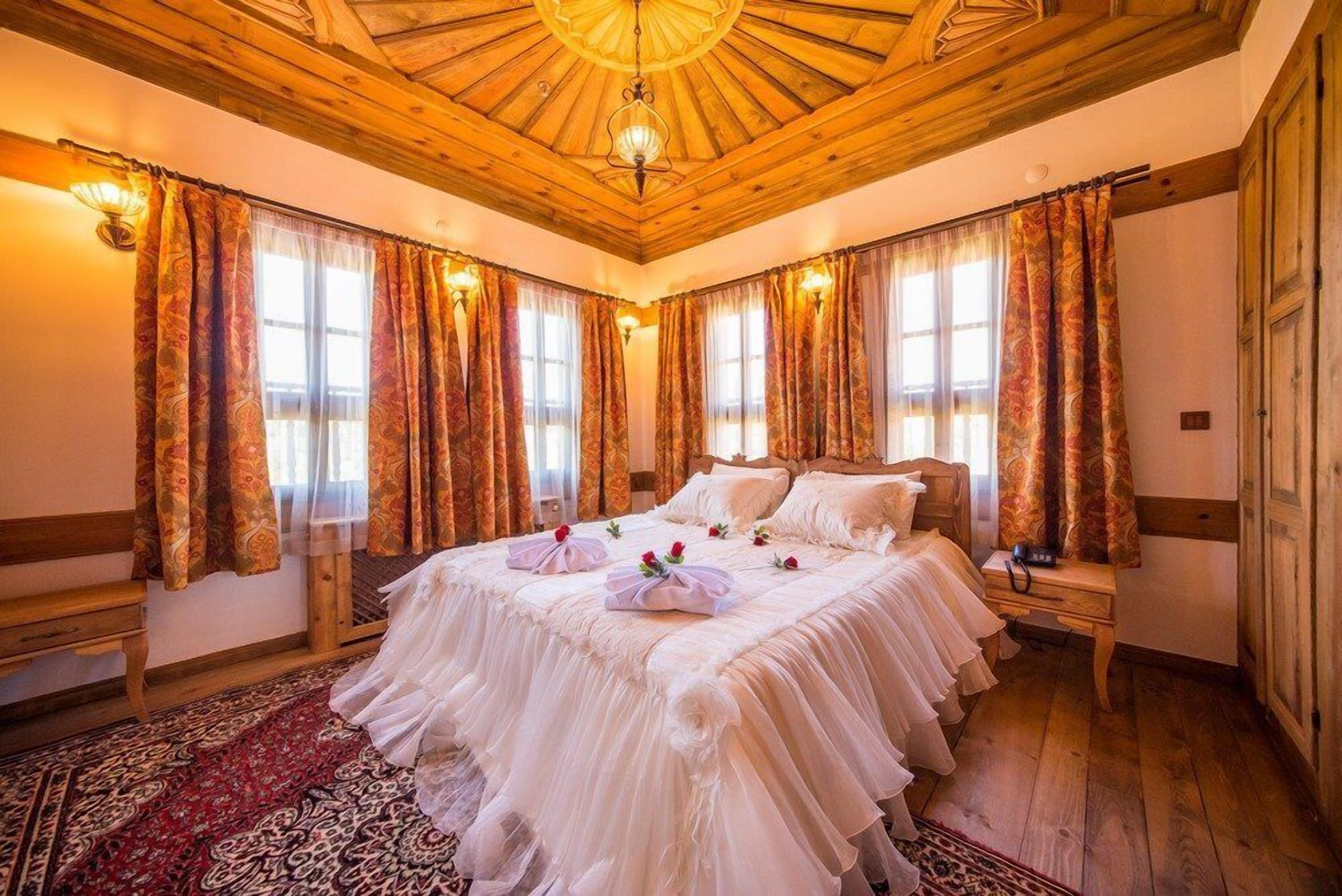 premium bedding, desk, free wifi, bed sheets