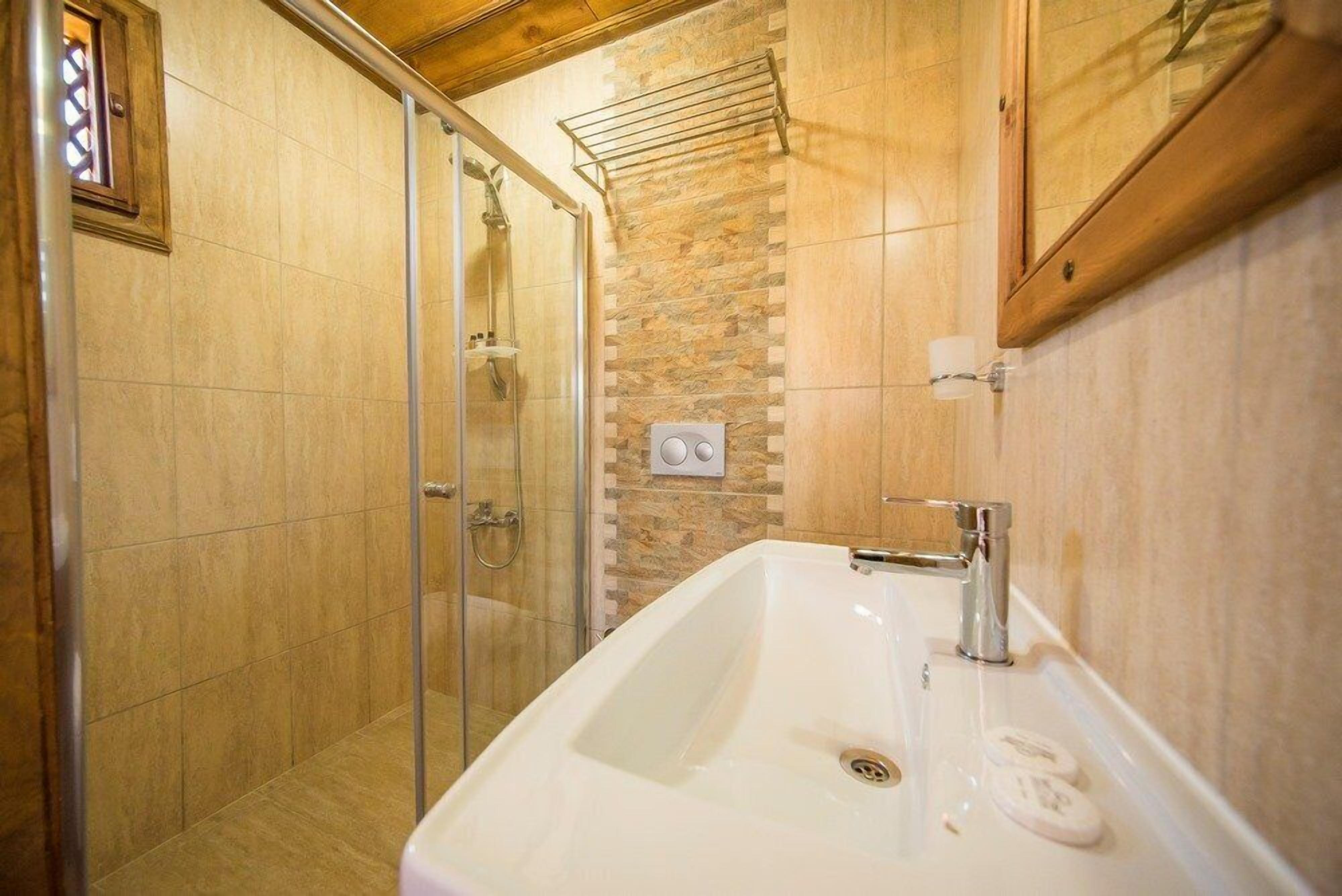 deluxe double or twin room | bathroom | shower, free toiletries, hair dryer, slippers