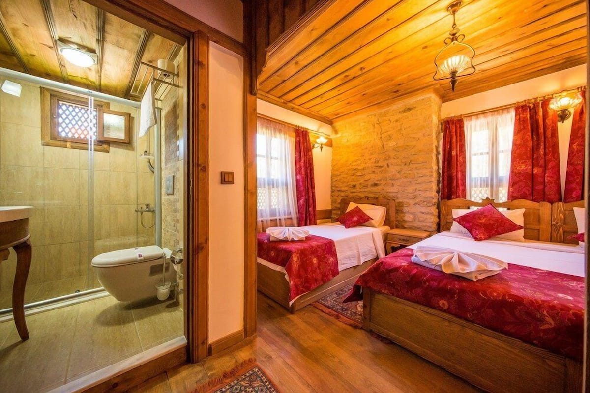 premium bedding, desk, free wifi, bed sheets