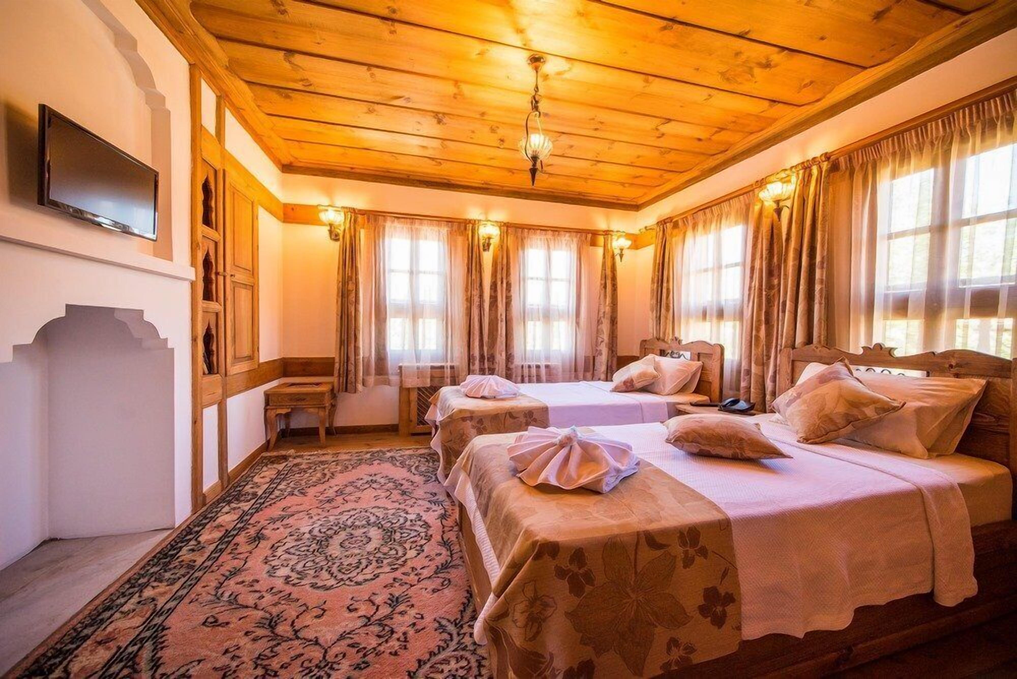 deluxe double or twin room | premium bedding, desk, free wifi, bed sheets