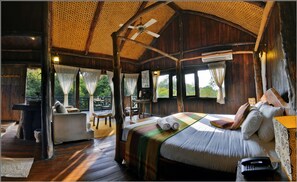 Casa na árvore superluxo, 1 cama King, para não fumantes | Cofres nos quartos, escrivaninha, camas extras/dobráveis (sobretaxa)