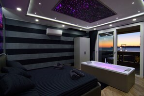 Suite panorámica, 1 cama Queen size, para no fumadores, vista al mar | Caja de seguridad en la habitación, escritorio y cortinas blackout