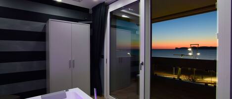 Panoramic Suite, 1 Queen Bed, Non Smoking, Sea View | In-room safe, desk, blackout drapes, soundproofing