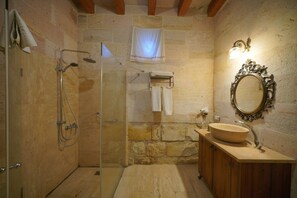 Camera Tradizionale, 1 letto queen | Bagno | Doccia, set di cortesia gratuito, asciugacapelli, pantofole
