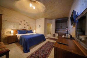 Deluxe Triple Room | Minibar, individually decorated, individually furnished, desk - Salkim Cave House (Nevsehir)