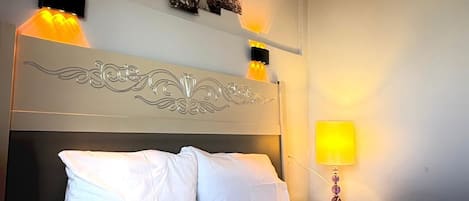 Habitación doble clásica | Minibar, tabla de planchar con plancha, wifi gratis y ropa de cama
