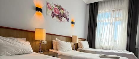 Chambre triple Standard | Minibar, bureau, fer et planche Ă repasser, accĂšs au Wi-Fi (inclus)
