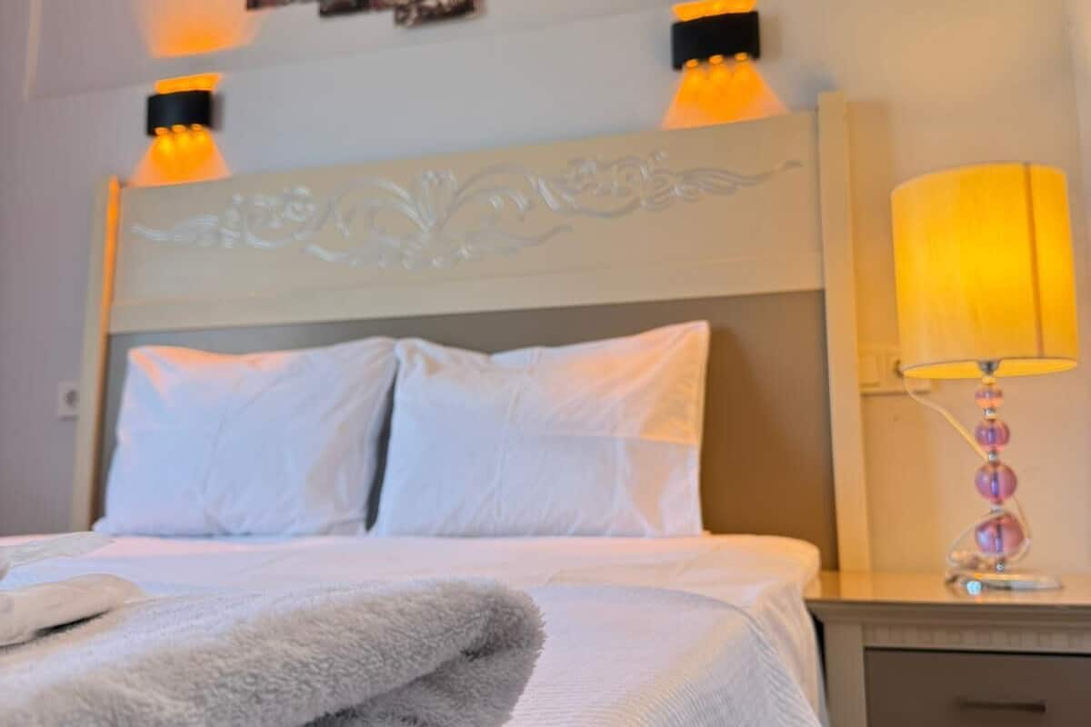 Minibar, escritorio, tabla de planchar con plancha y wifi gratis