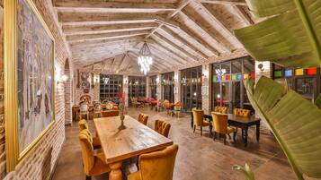 Se sirven comidas, cenas y cocina mediterránea