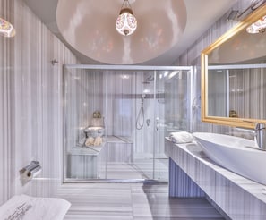 King Room | Bathroom | Shower, free toiletries, hair dryer, bathrobes - Cetmihan Hotel (Ayvacik)