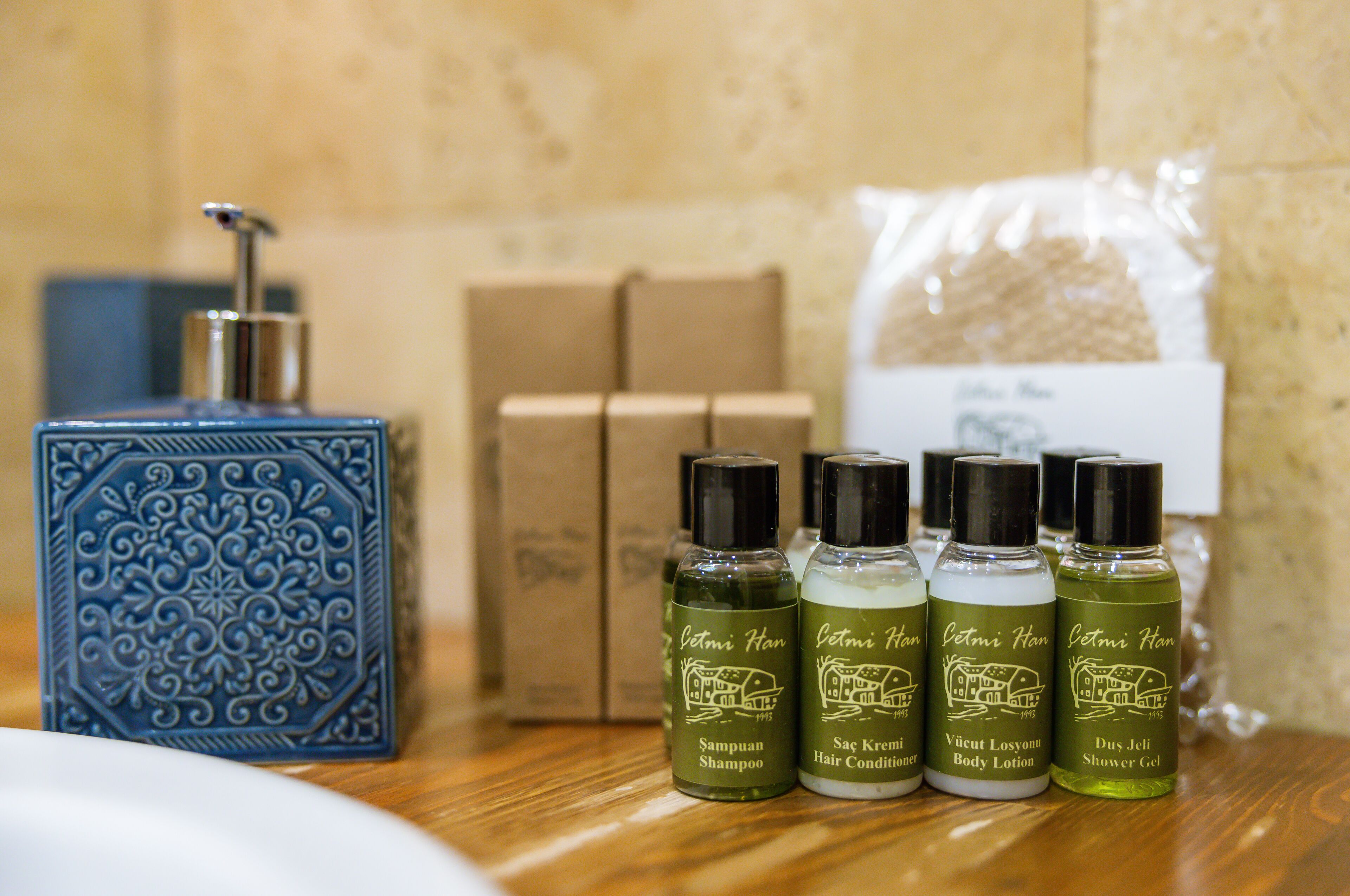 deluxe room | minibar, in-room safe, individually decorated, individually furnished