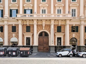 A historic building with a central arched entrance, columns, and a sign reading "LONNA". - Le Stanze di Federica (Rome)