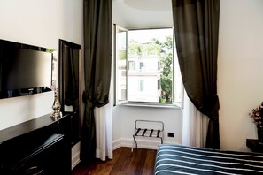 Kamar Double Klasik | Minibar, brankas, meja kerja, dan kedap suara
