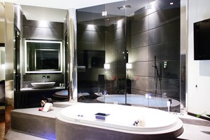 Junior Suite, Jetted Tub | Bathroom | Free toiletries, hair dryer, towels - Le Stanze di Federica (Rome)