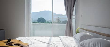 Suite with Mountain View | Soundproofing, rollaway beds, free WiFi, bed sheets