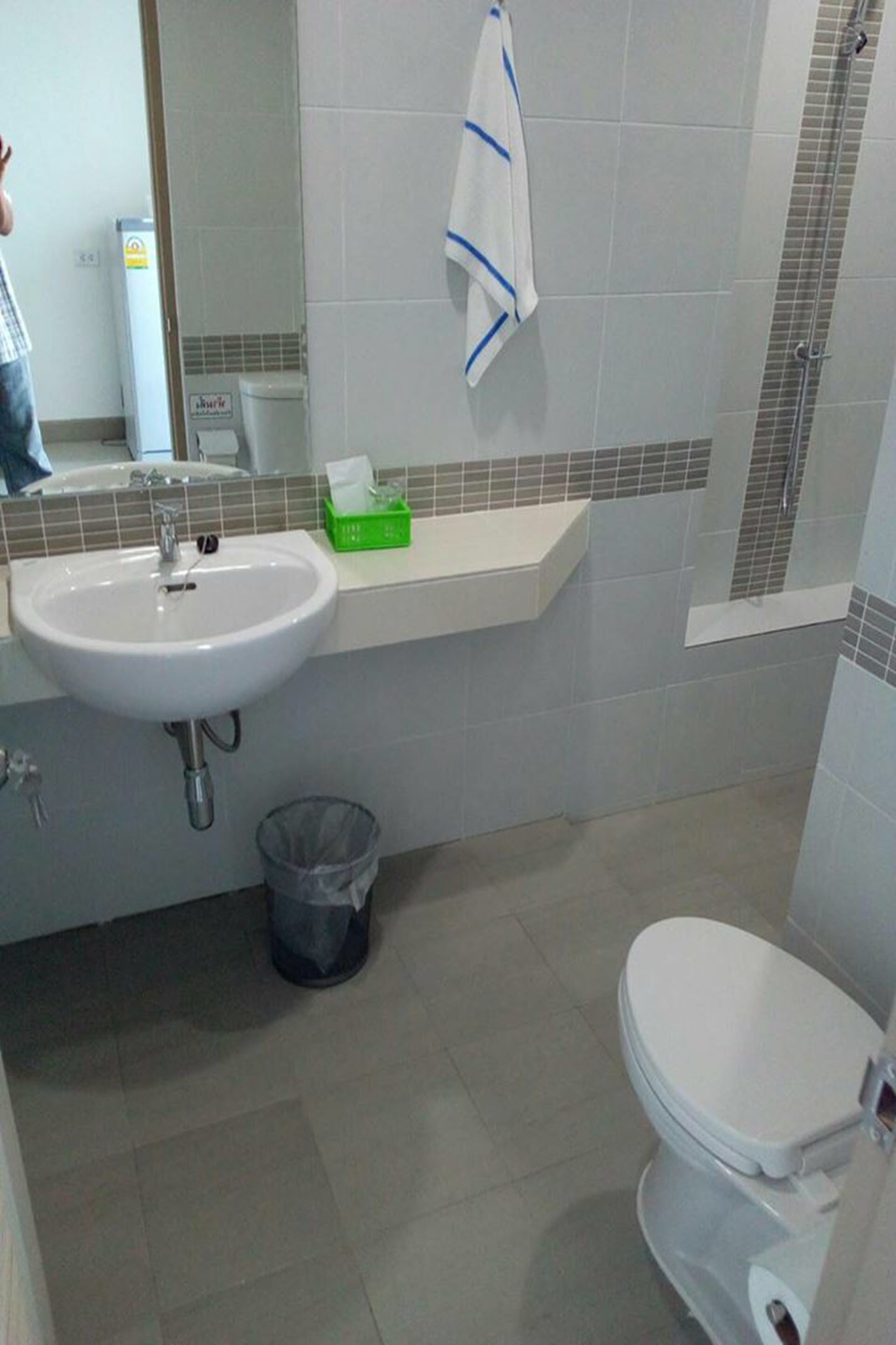 shower, free toiletries, towels