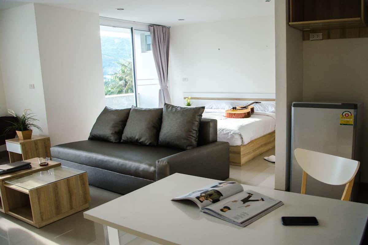 Suite with Mountain View | Área de sala de estar | Televisión de pantalla plana