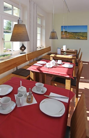 Free daily buffet breakfast  - Pension Achtern Wieck (Wieck auf dem Darss)