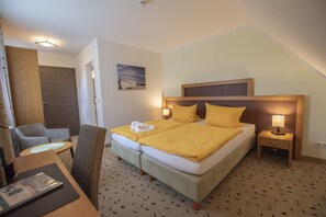 Standard Double Room | Minibar, in-room safe, desk, blackout curtains - Pension Achtern Wieck (Wieck auf dem Darss)