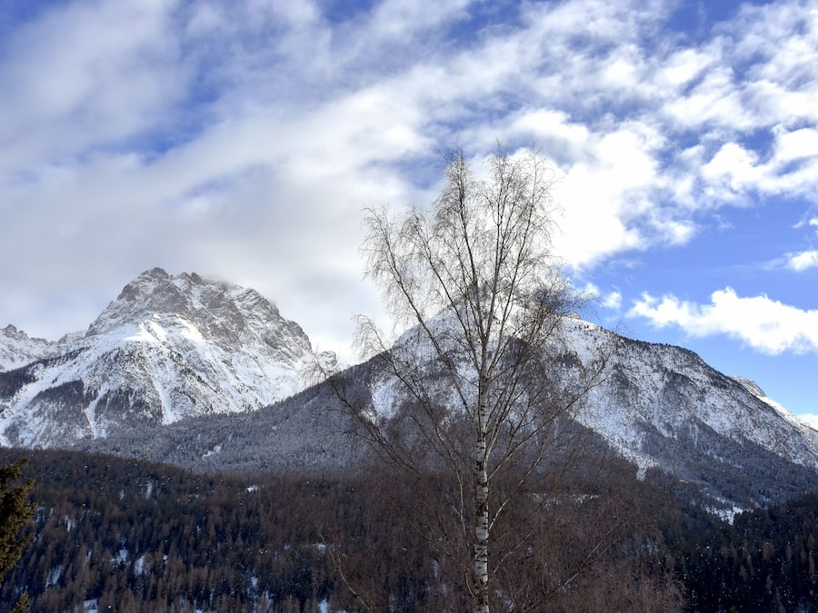 Eine verschneite Berglandschaft mit blauem Himmel.