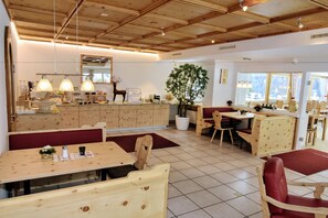 Esmorzar diari d'estil bufet gratuït