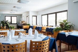 Petit déjeuner en libre-service compris tous les jours