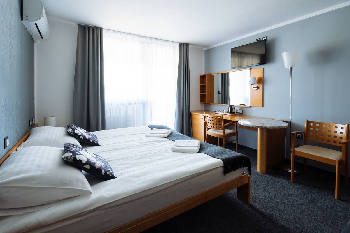 Budget Double Room | Caja de seguridad en la habitación, escritorio y insonorización 