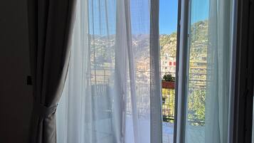 Hochwertige Bettwaren, Schreibtisch, schallisolierte Zimmer, Babybetten