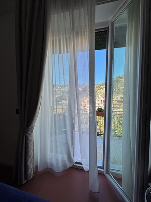 Ylelliset vuodevaatteet, työpöytä, äänieristys, vauvansängyt