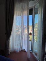 고급 침구, 책상, 방음 설비, 유아용 침대